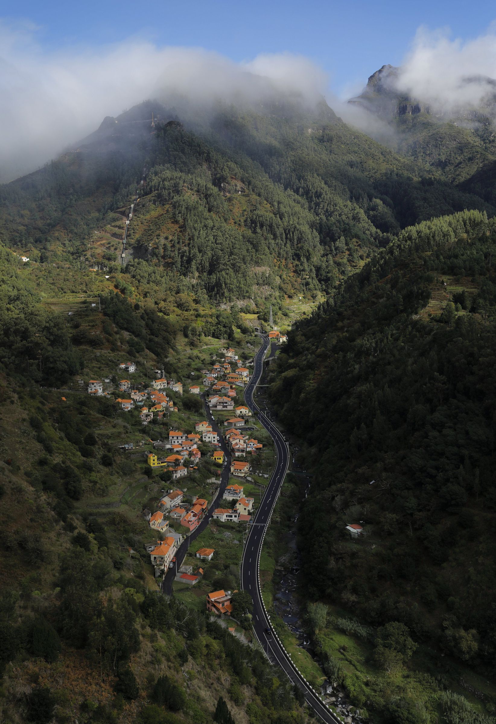 El aeropuerto internacional Cristiano Ronaldo (anteriormente conocido como Funchal) es el aer�dromo de Madeira