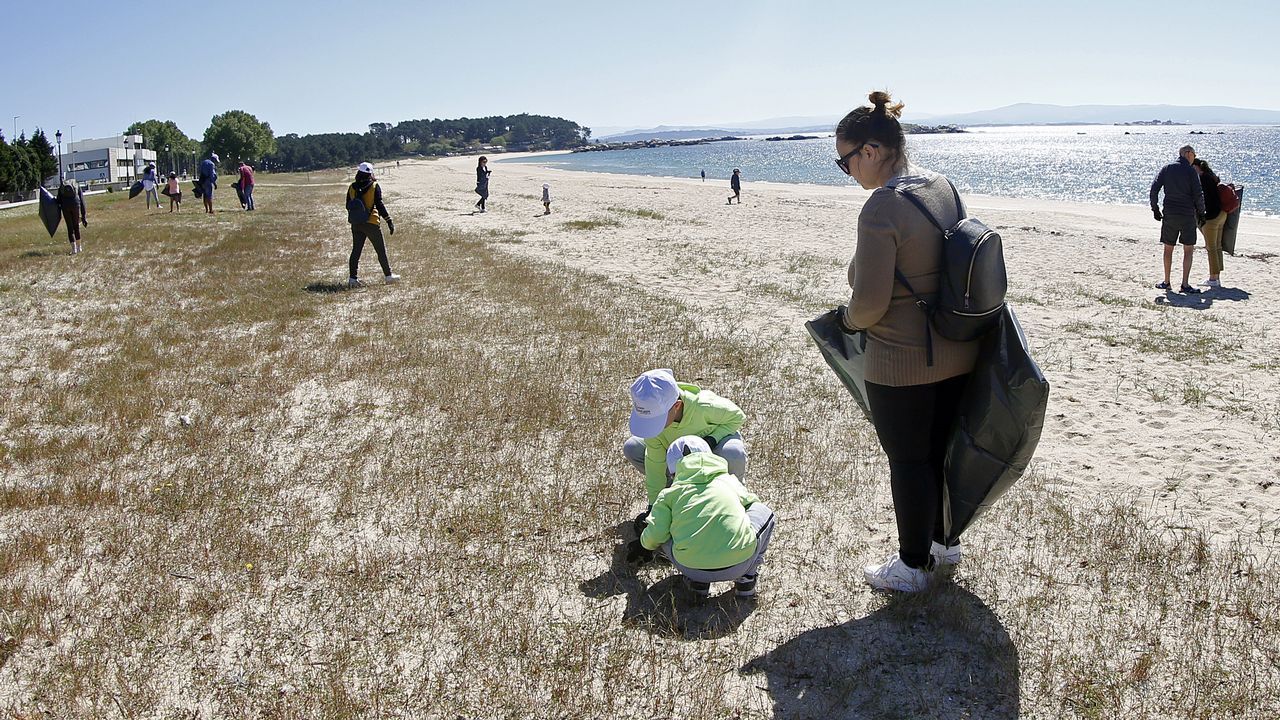 Limpieza multitudinaria de alumnos del Centro Británico que también se realizará en otros cinco arenales del norte de España EN LA PLAYA DE COROSO