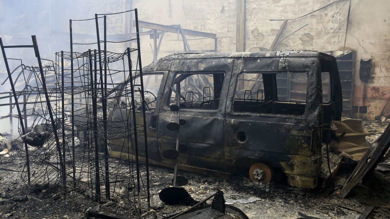 La nave de Repuestos Al Volante, de neumáticos Fraín, totalmente calcinada