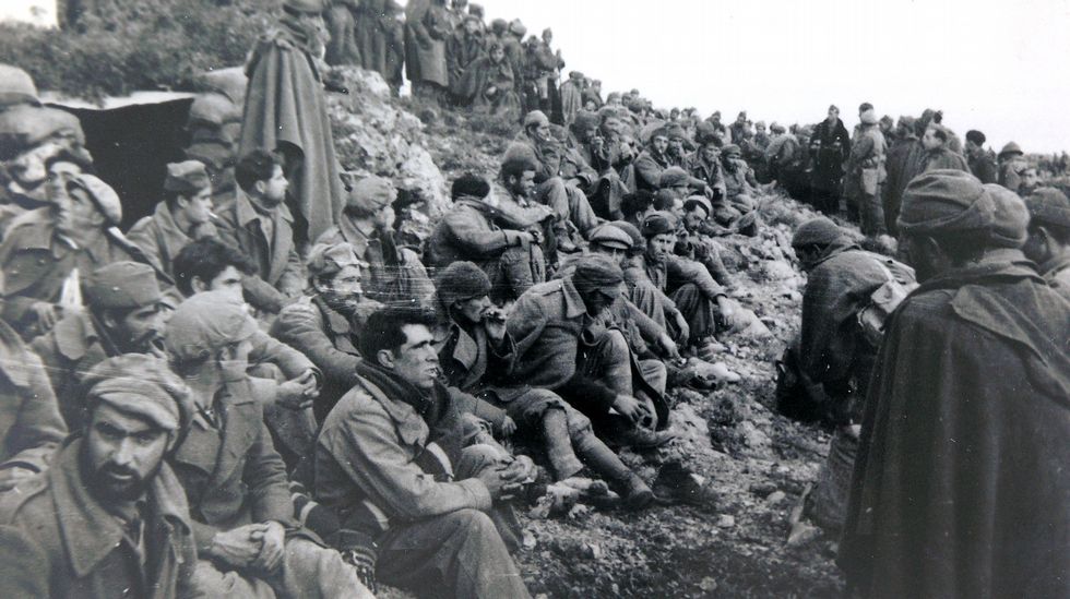 Prisioneros del Ej�rcito republicano. Al fot�grafo le toc� retratar dos grandes reveses republicanos: la batalla de Teruel y la de Belchite