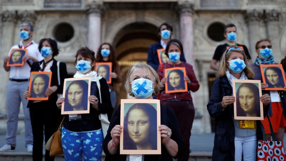Guías turísticos en Paris durante una acción para denunciar sus condiciones laborales en el museo del Louvre, que hoy reabría sus puertas