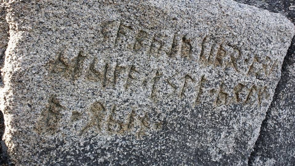 Monte de O Pindo.Inscripciones de gamberros en los restos del castillo de San Xurxo