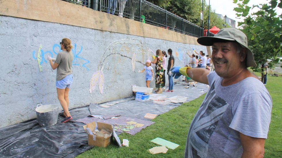Gerardo Rodríguez, Chere, dirige la elaboración de un mural en el Malecón junto al río Sil