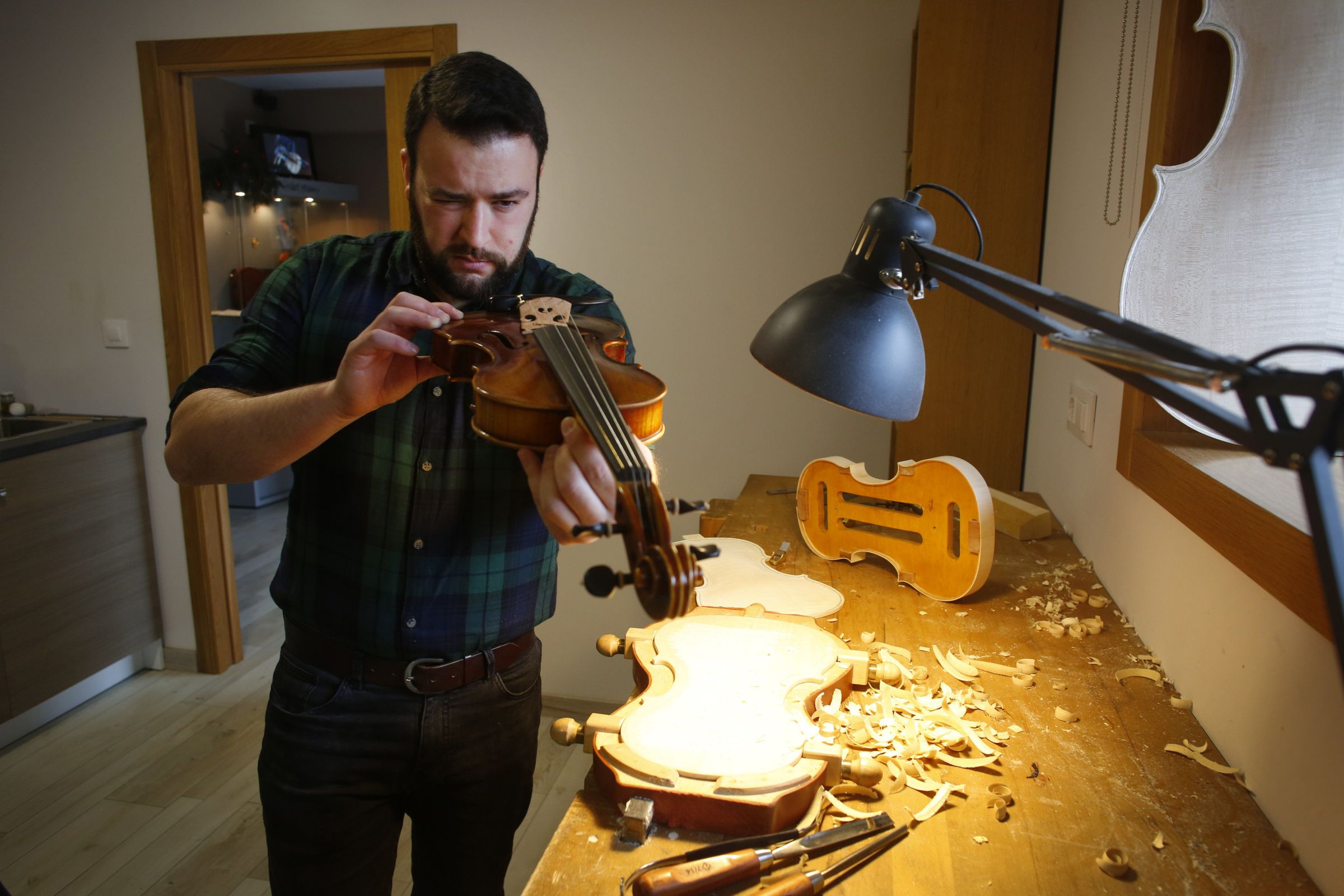 Mart�n Gonz�lez Rodr�guez formouse como luthier na Escola de Luthiers Antonio Stradivari de Cremona, en Italia, e converteu en taller a vella panader�a familiar de Vilaboa, Pontevedra. 21/12/2022
