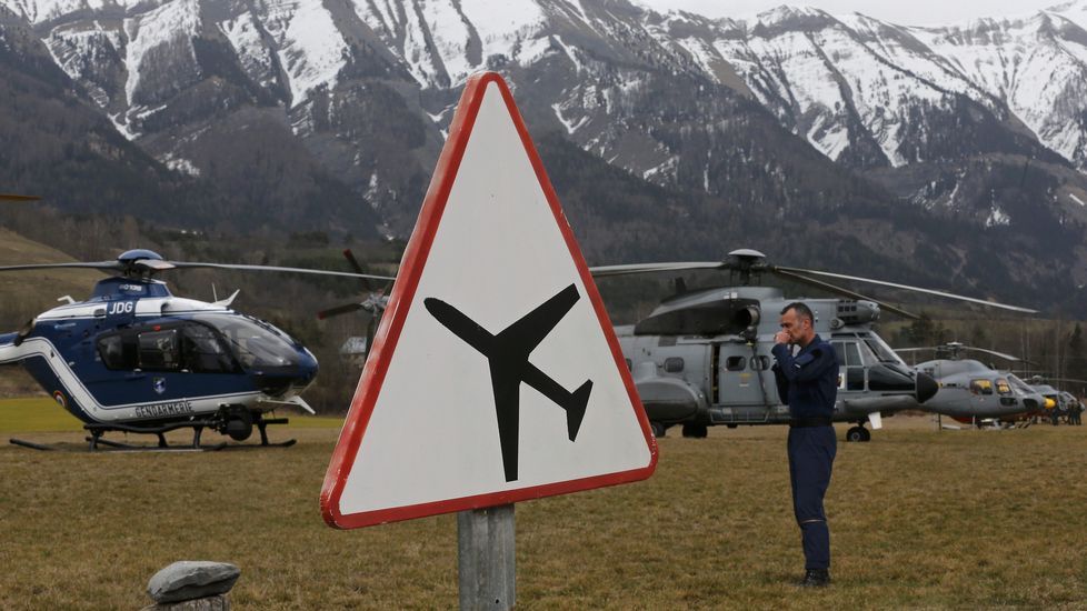 Aspecto de la zona donde se precipitó el Airbus A320, con los restos del avión desperdigados en un área muy amplia y de difícil acceso