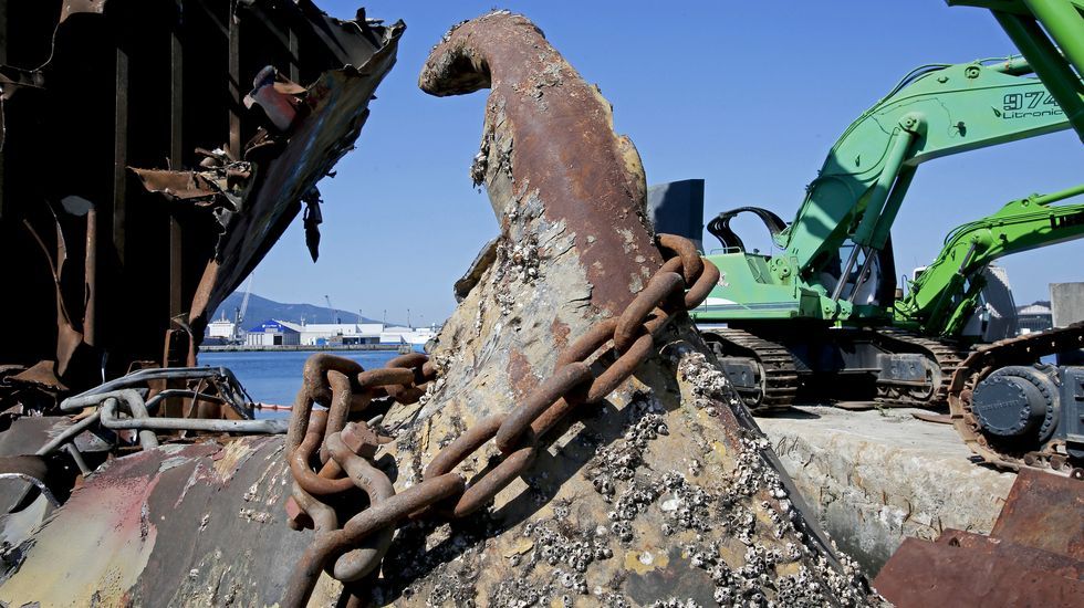 Desguace del atunero Albacora Diez en el puerto de Marín