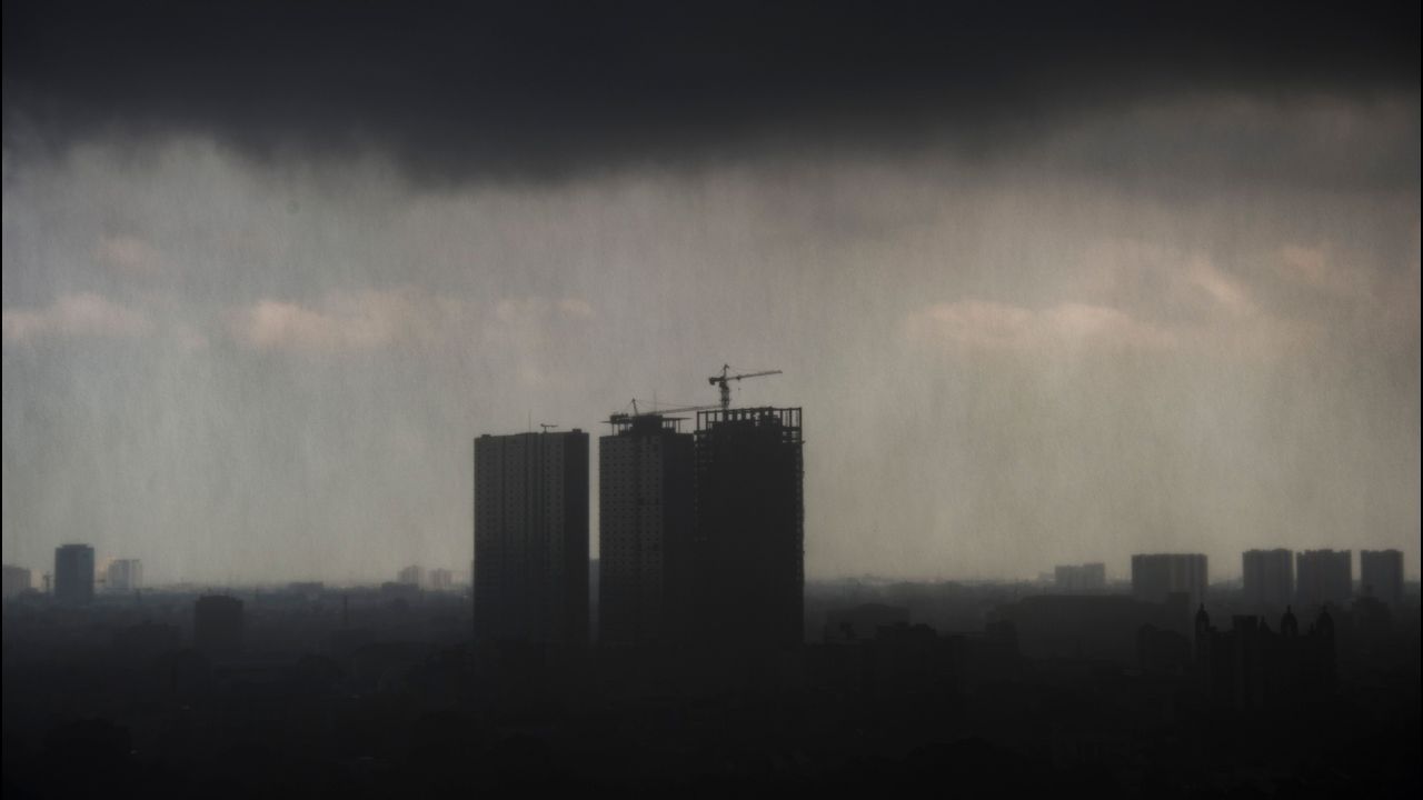.Las nubes cubren Jakarta.