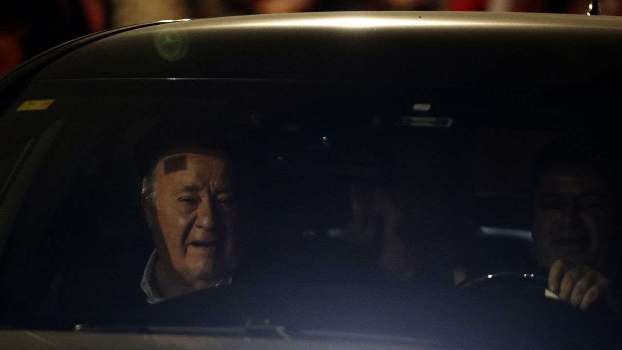 Amancio Ortega llega al Real Club Náutico de A Coruña en coche.