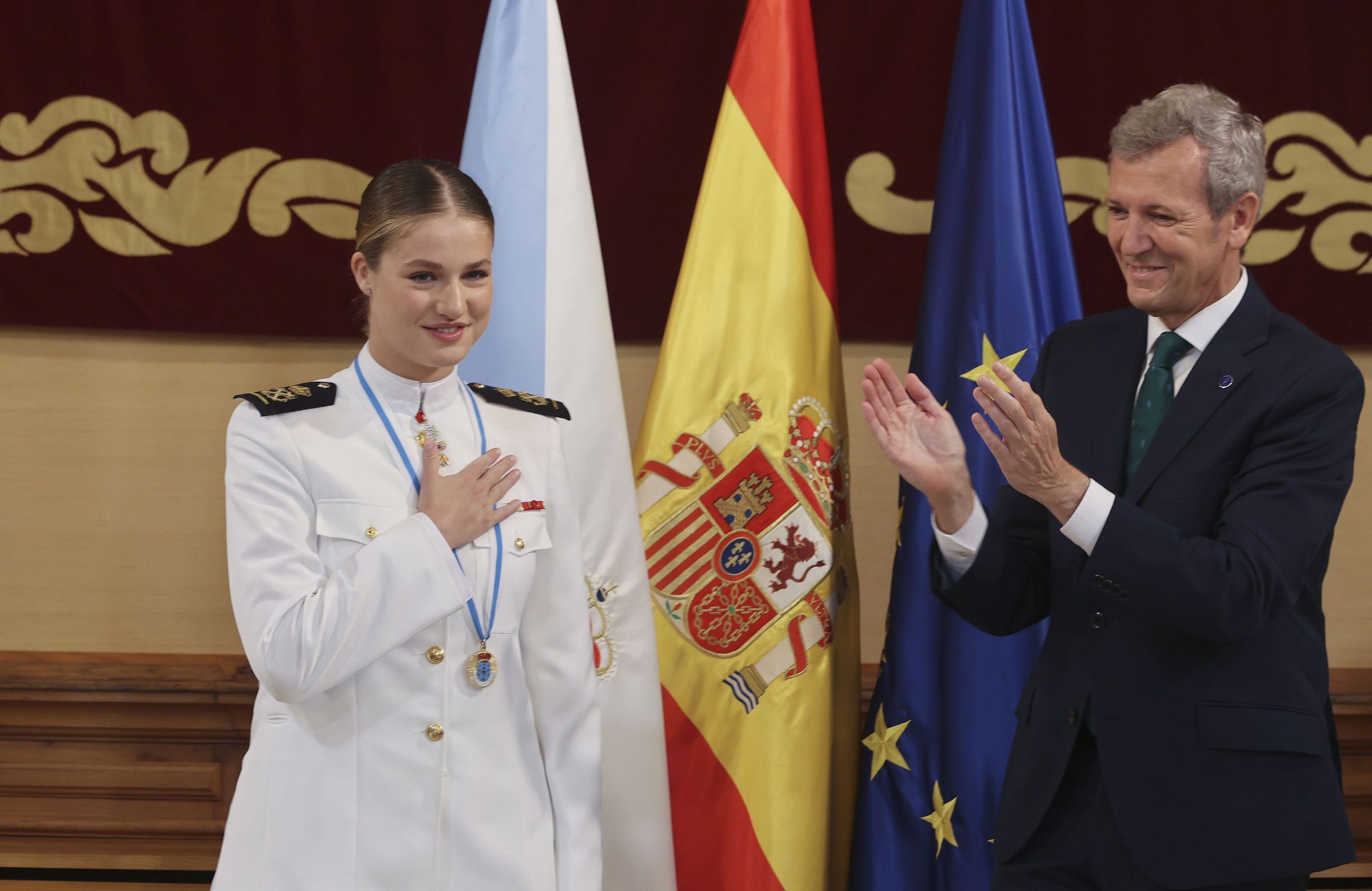 A princesa Leonor de Borbn recolle a Medalla de Galicia de mans do presidente da Xunta, Alfonso Rueda. 14/07/2025