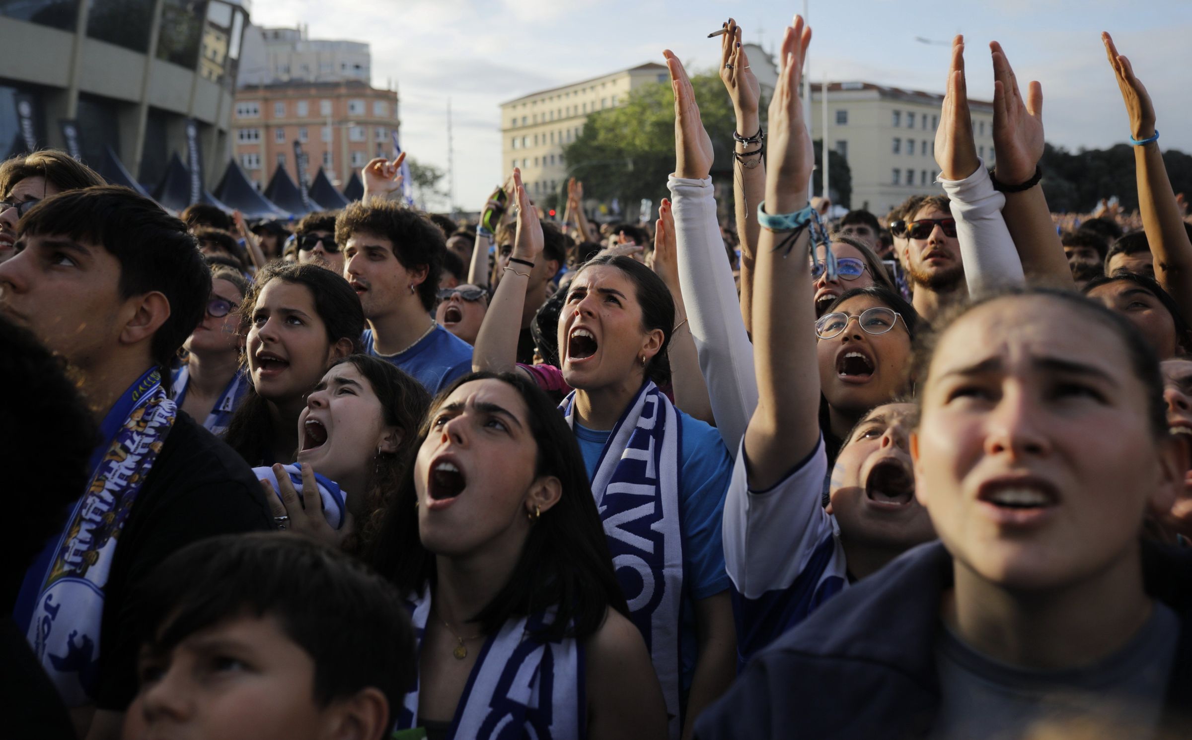 Aficionados ven o partido do Depor na pantalla xigante colocada na zona de Riazor. 12/05/2024