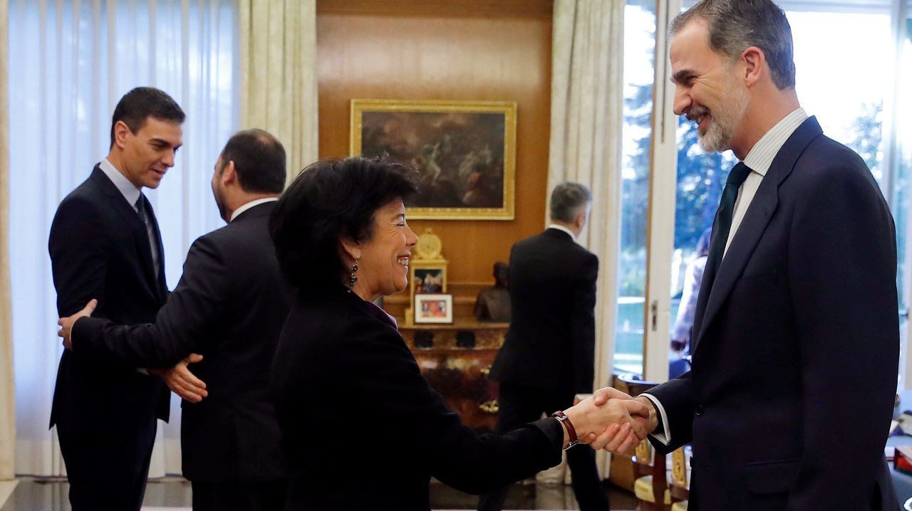 Felipe VI recibe a la ministra de Educación, Isabel Celáa