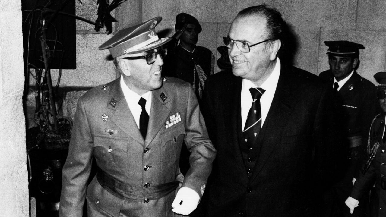 Fernández Albor, en el momento de la imagen presidente de la Xunta, posa junto a Fermín Casado Cepeda, capitán general.