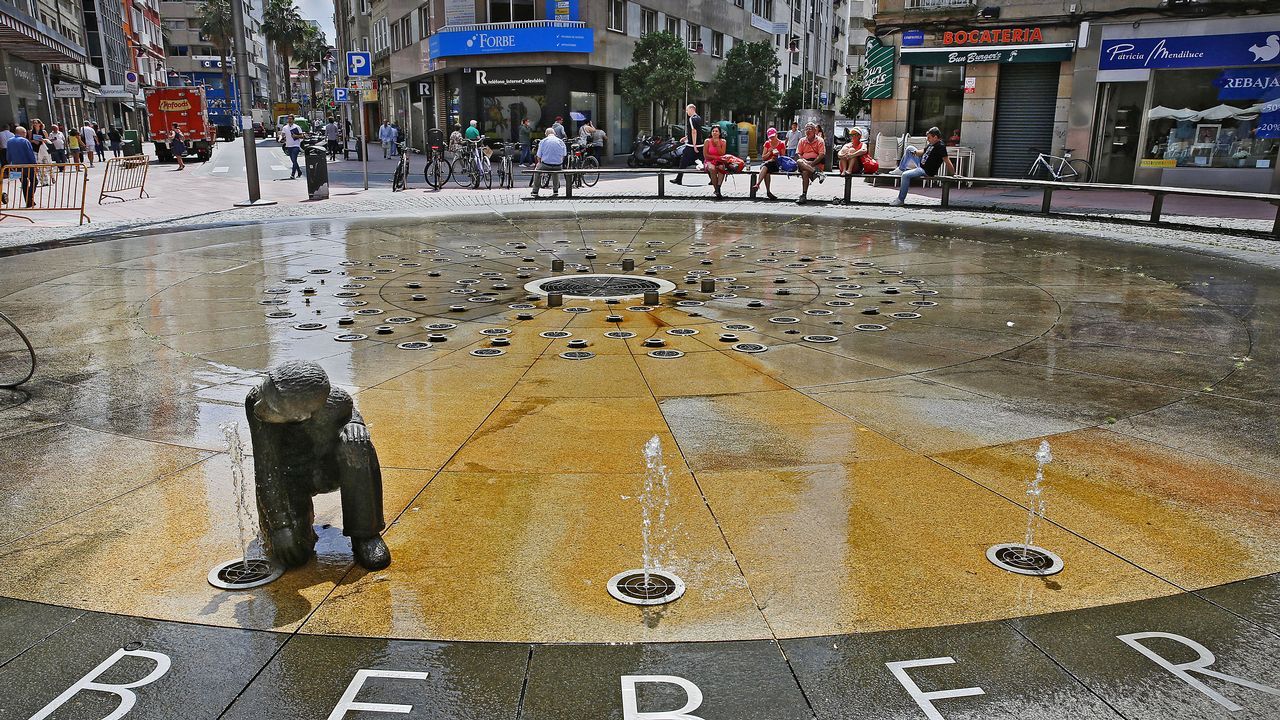 Gente sentada junto a una fuente en Pontevedra