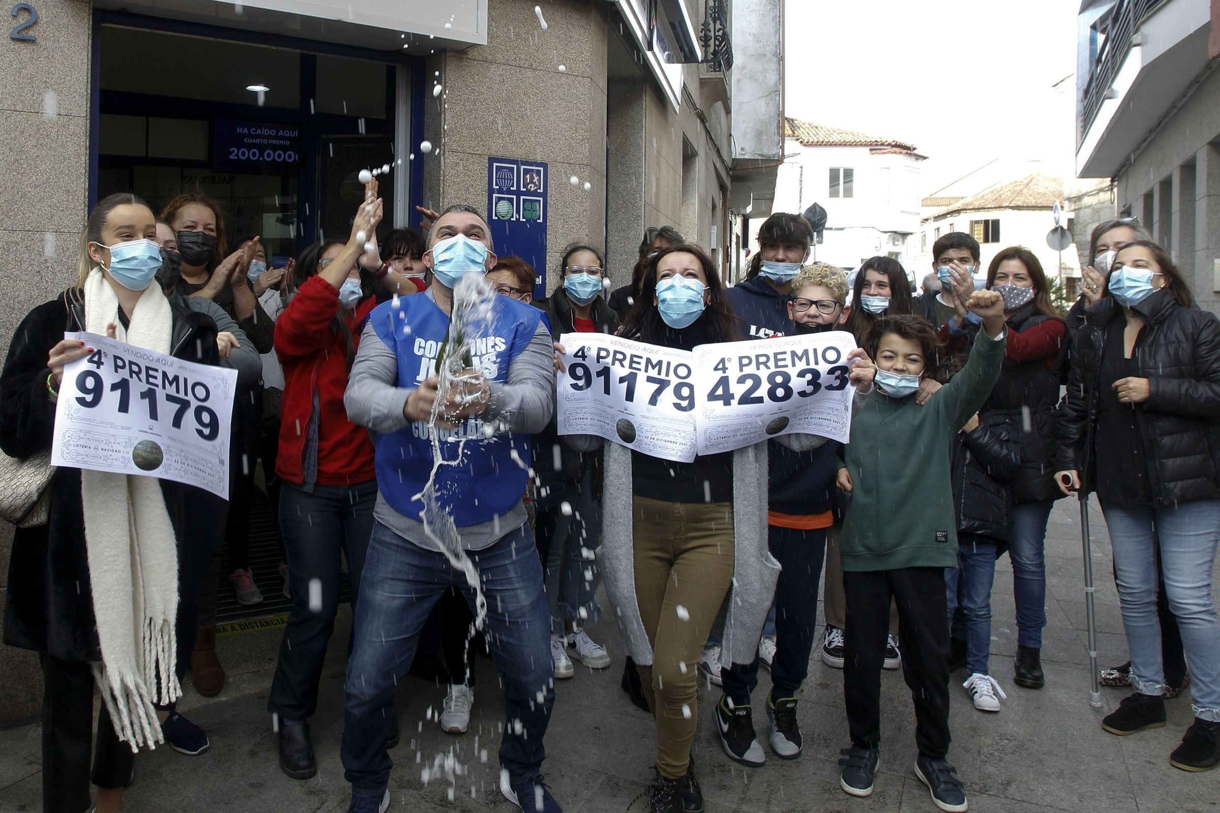  Celebracin do cuarto premio da Lotera do Nadal en A Illa, repartida en participacin para a excursin de fin de curso no instituto. O premio chegou a tdalas casas. 22/12/2021
