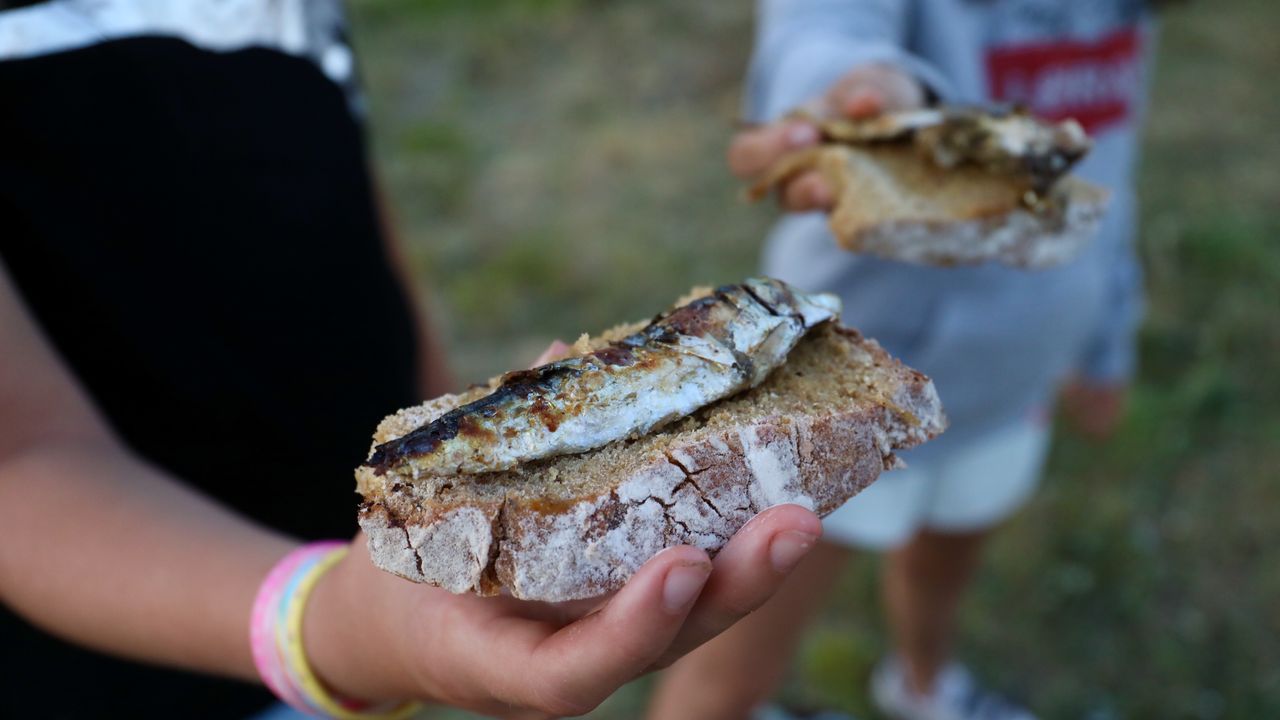 Sardiñada en el Tira do Playa, en A Coruña