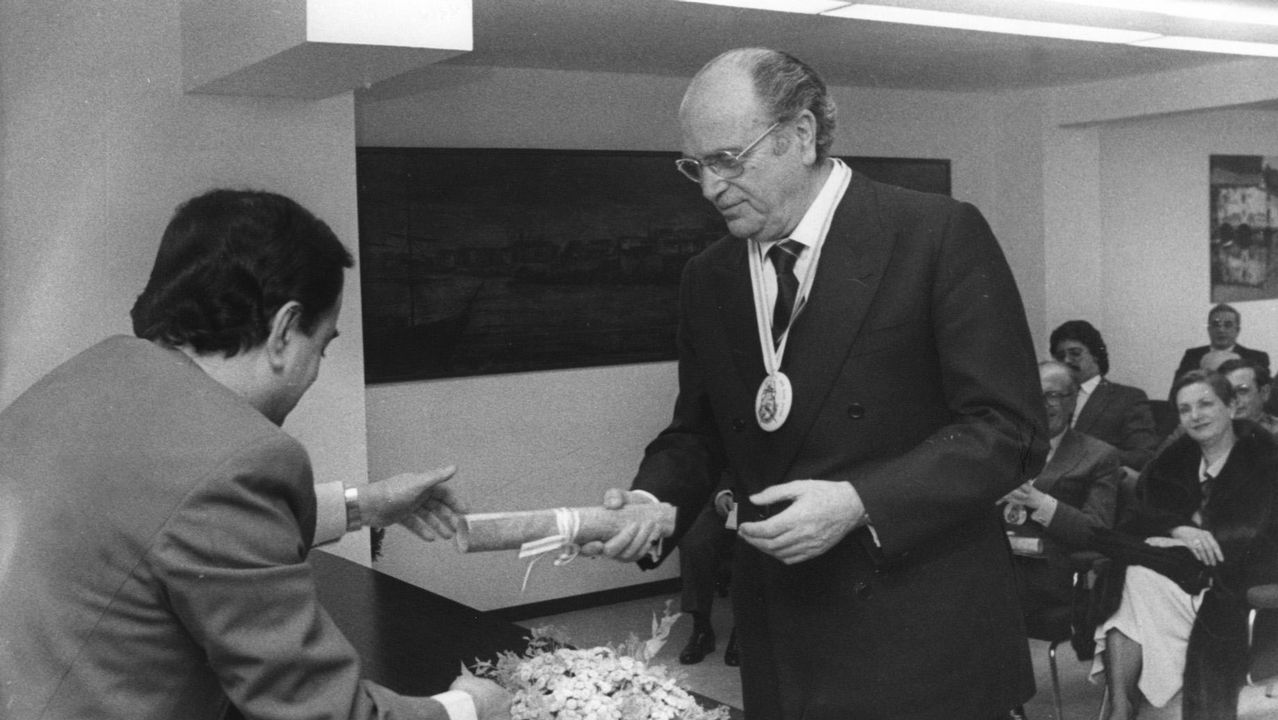 Gerardo Fernández Albor, en el 1984, entrega un pergamino en el Club Gastronómico Rías Altas