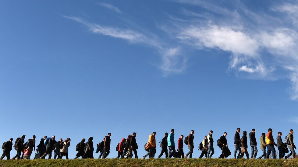 Emigrantes caminan hacia un primer punto de registro de la polic�a federal alemana despu�s de cruzar la frontera austro-alemana en la peque�a localidad b�vara de Simbach, el sur de Alemania