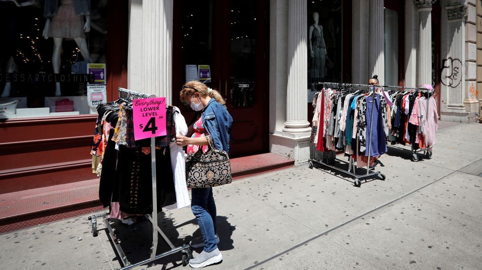 Compradores durante la reapertura de los negocios en Manhattan, donde sigue el desconfinamiento