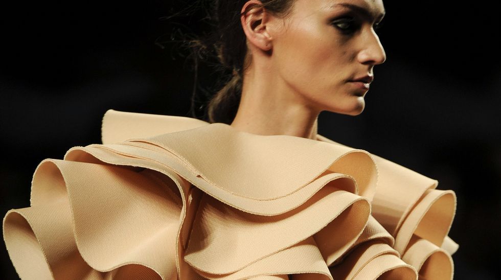 Una modelo luce una de los diseños de Amaya Arzuaga