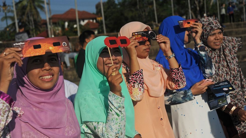 Momento del eclipse solar tras el templo de Prambanan en Yogyakarta (Indonesia)