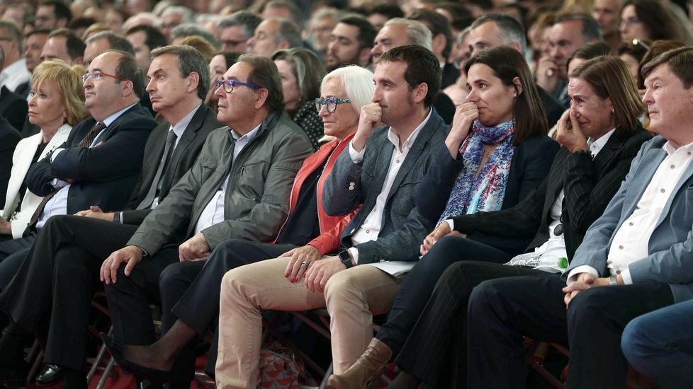 Mireia Chacón y Xavier Tápia, hermana y cuñado de Chacón, han cerrado el acto de homenaje del PSC a la socialista.