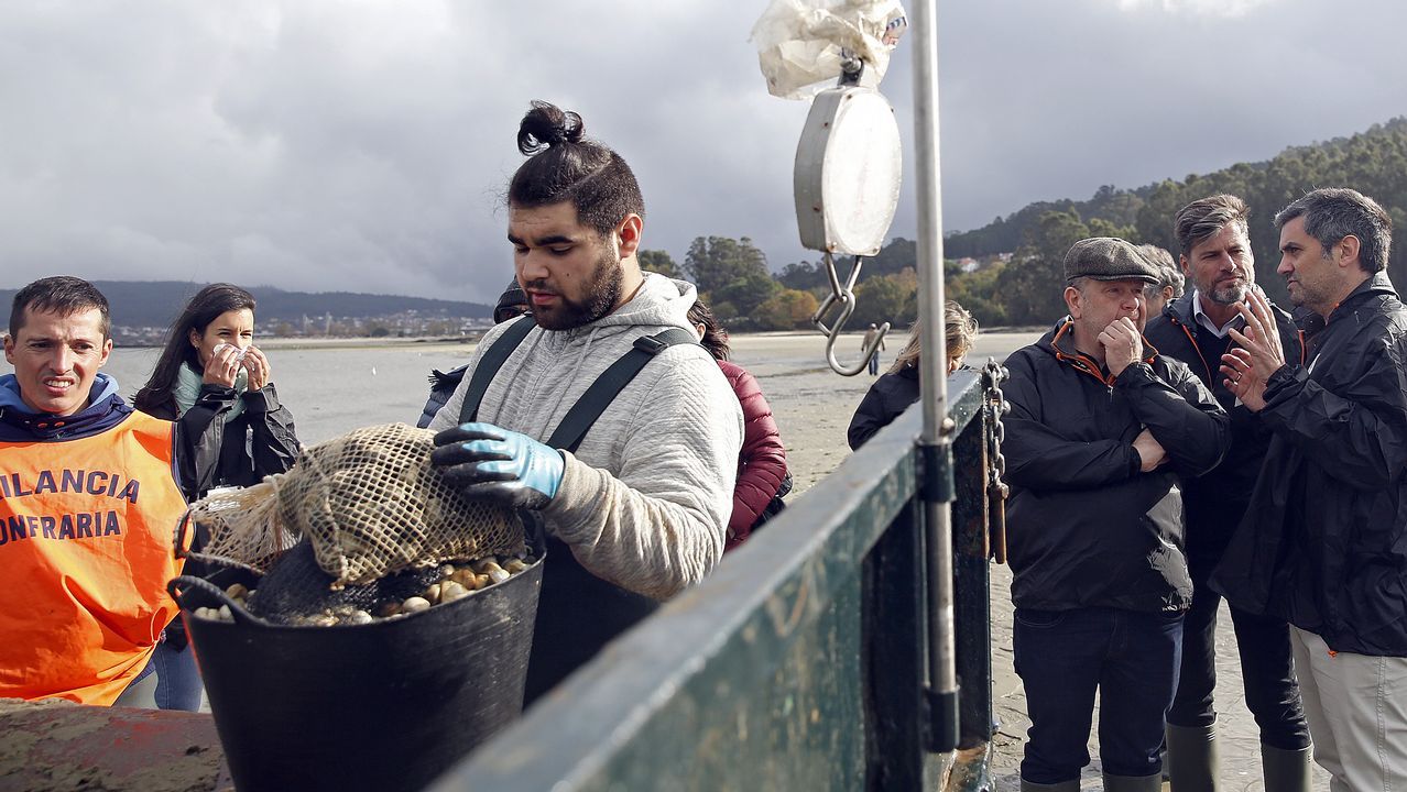 Alberto Chicote visita los bancos marisqueros de Testal en Noia