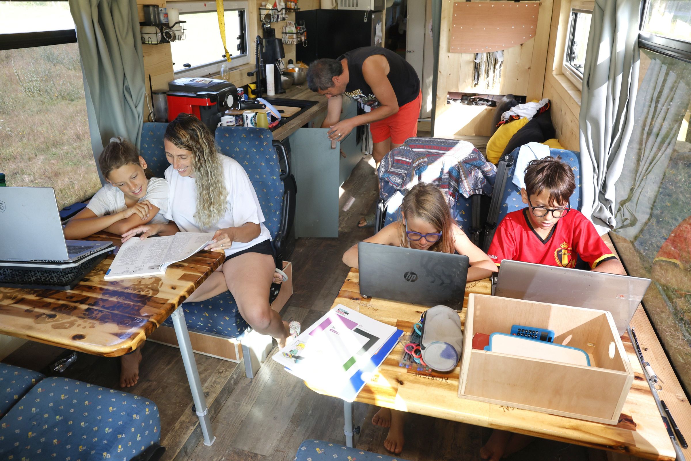 Unha familia francesa emprende unha viaxe de dous anos polo sur de Europa nun autobs. 28/08/2024