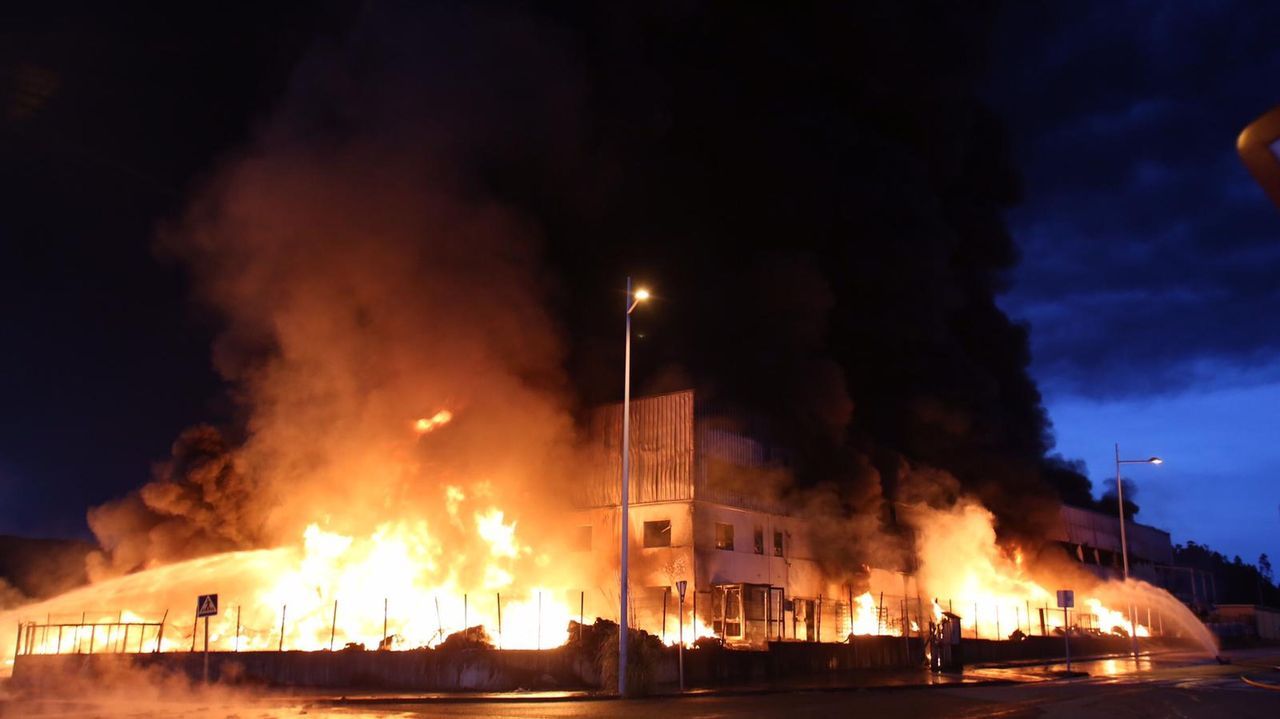 Así amaneció tras el incendio la fábrica de bolsas de papel de Narón