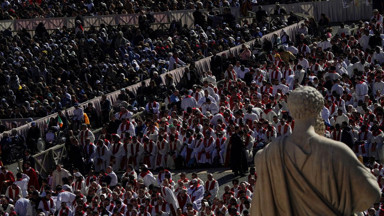 El presidente de Brasil, Lula da Silva, y su esposa caminan antes de la misa funeral del Papa Francisco, en el Vaticano.