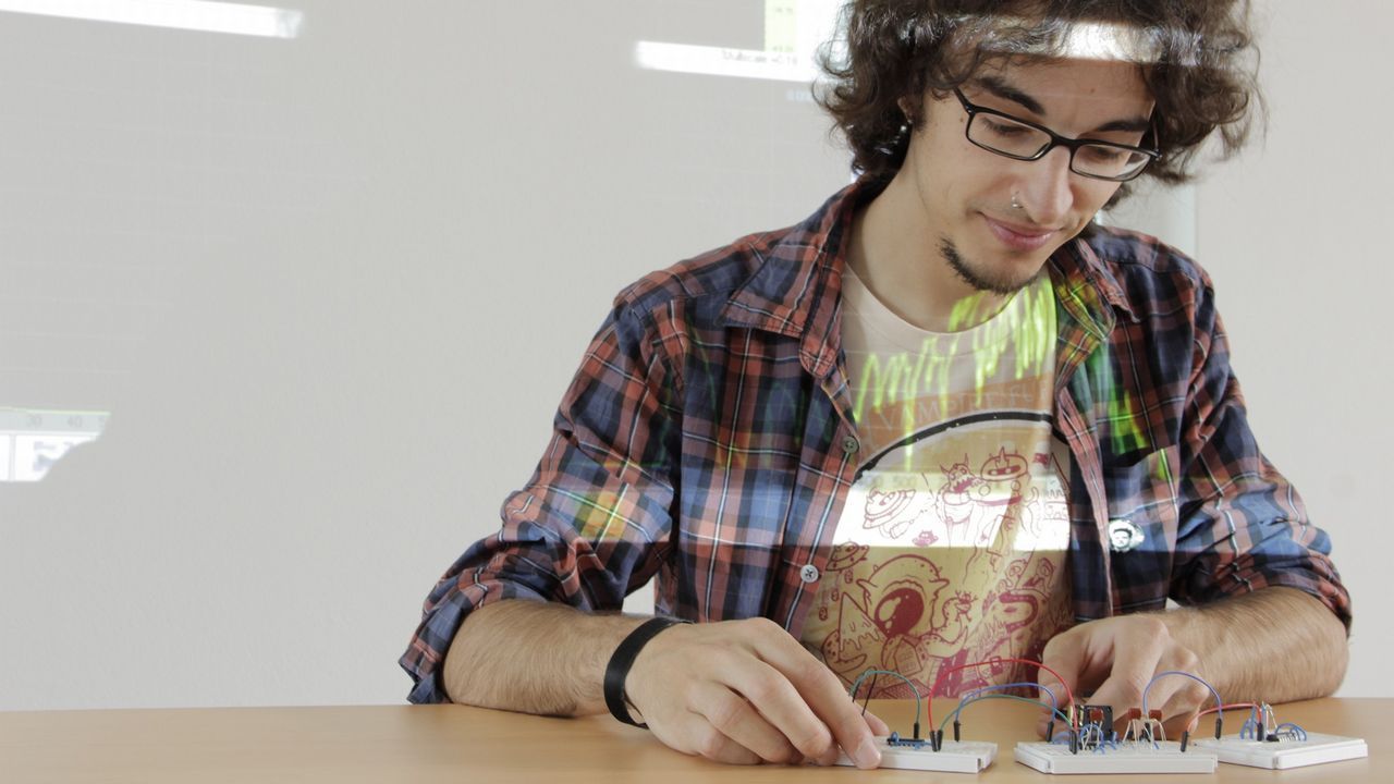 <span lang= gl >O d�a a d�a das redeiras en�Agui�o</span>.�Entre la ola y la roca� documenta el d�a a d�a de los percebeiros