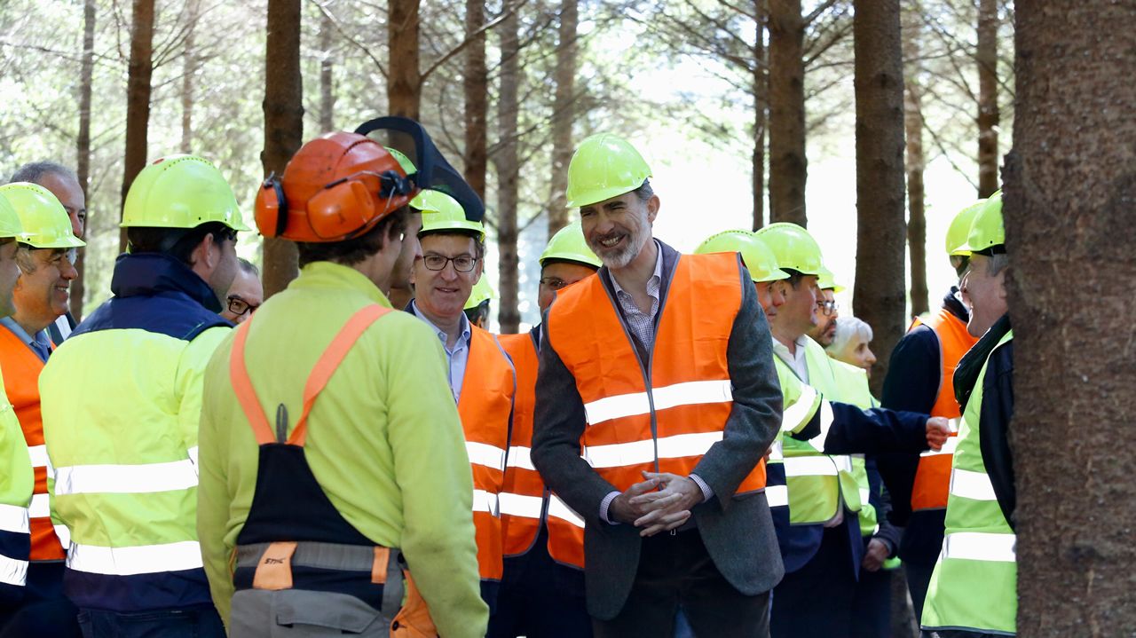 Todas las im�genes de la visita de Felipe VI a Boqueix�n.La alcaldesa de Barcelona, Ada Colau, tambi�n en la tribuna de invitados. 