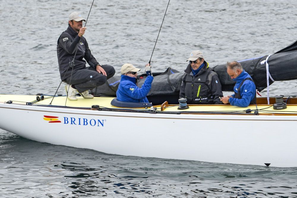 O Rei emrito navegando no Bribn en augas da ra de Pontevedra. 04/2025