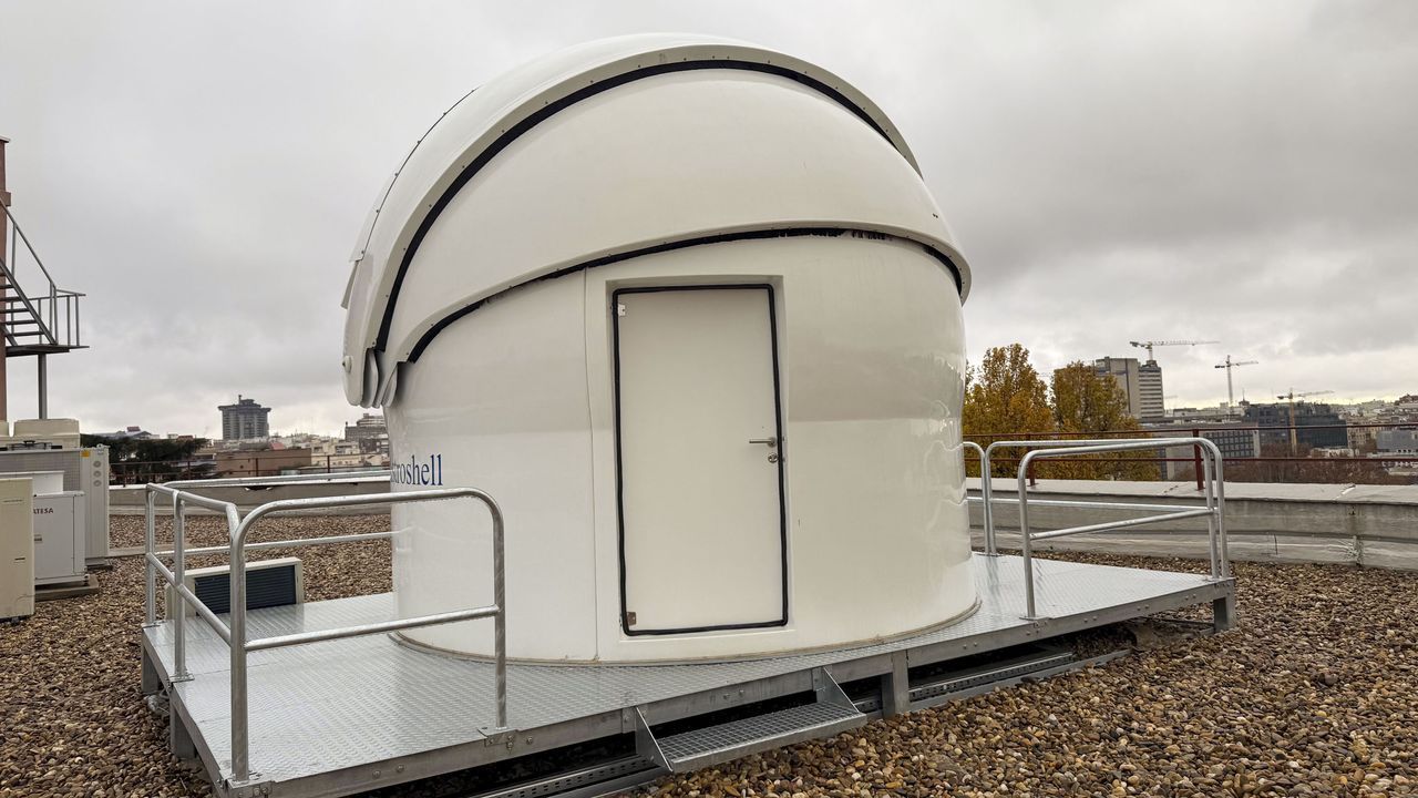 El nuevo telescopio ubicado en la azotea de una estaci�n del CSIC.