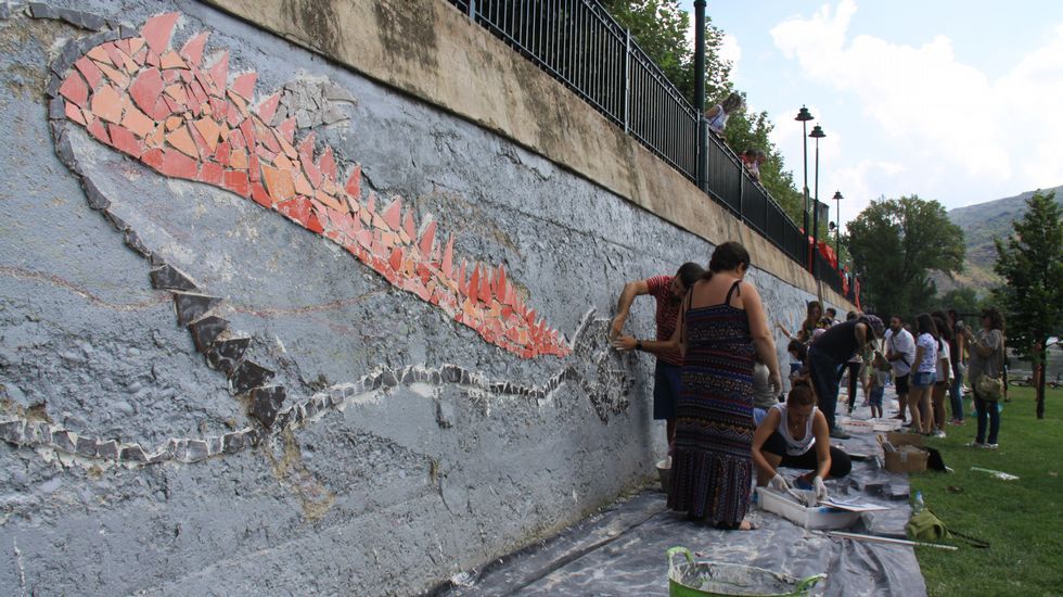 Gerardo Rodríguez, Chere, dirige la elaboración de un mural en el Malecón junto al río Sil