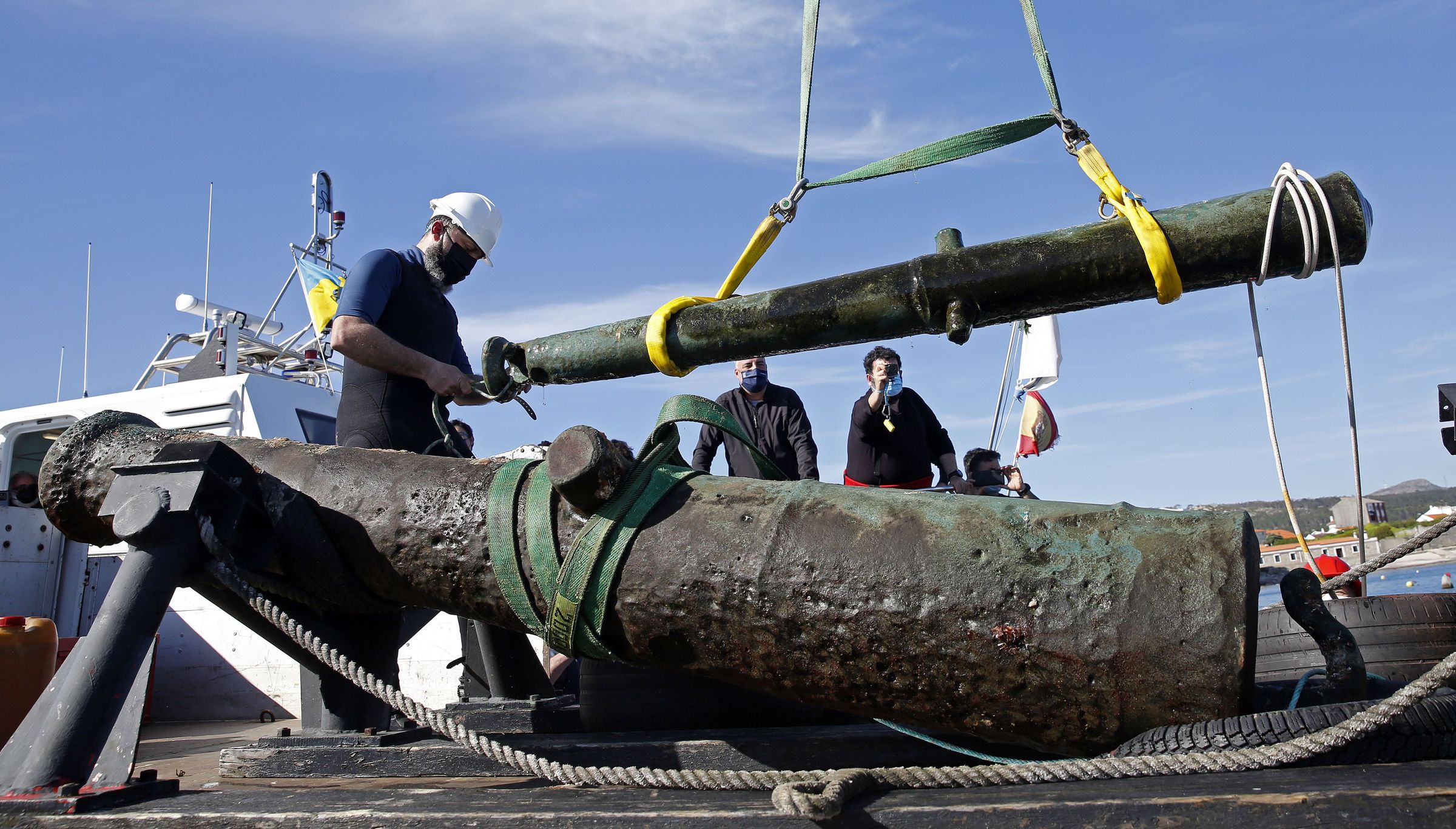 Desembarco de los dos caones de bronce del siglo XVI  hallados en Punta Espieirido, cerca de Corrubedo. 15/4/2021