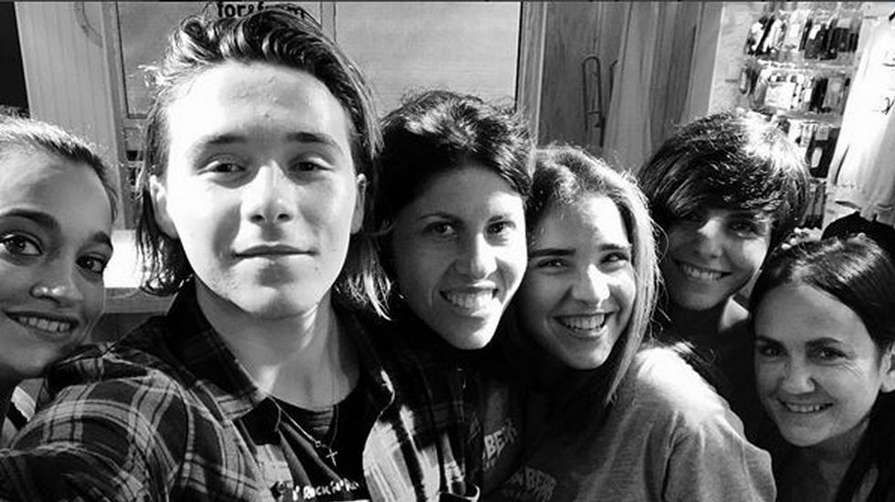 Brooklyn Beckham ya ha dado testimonio gráfico en su cuenta de Instagram de su encuentro con las dependientas de la tienda for&from de Ferrol