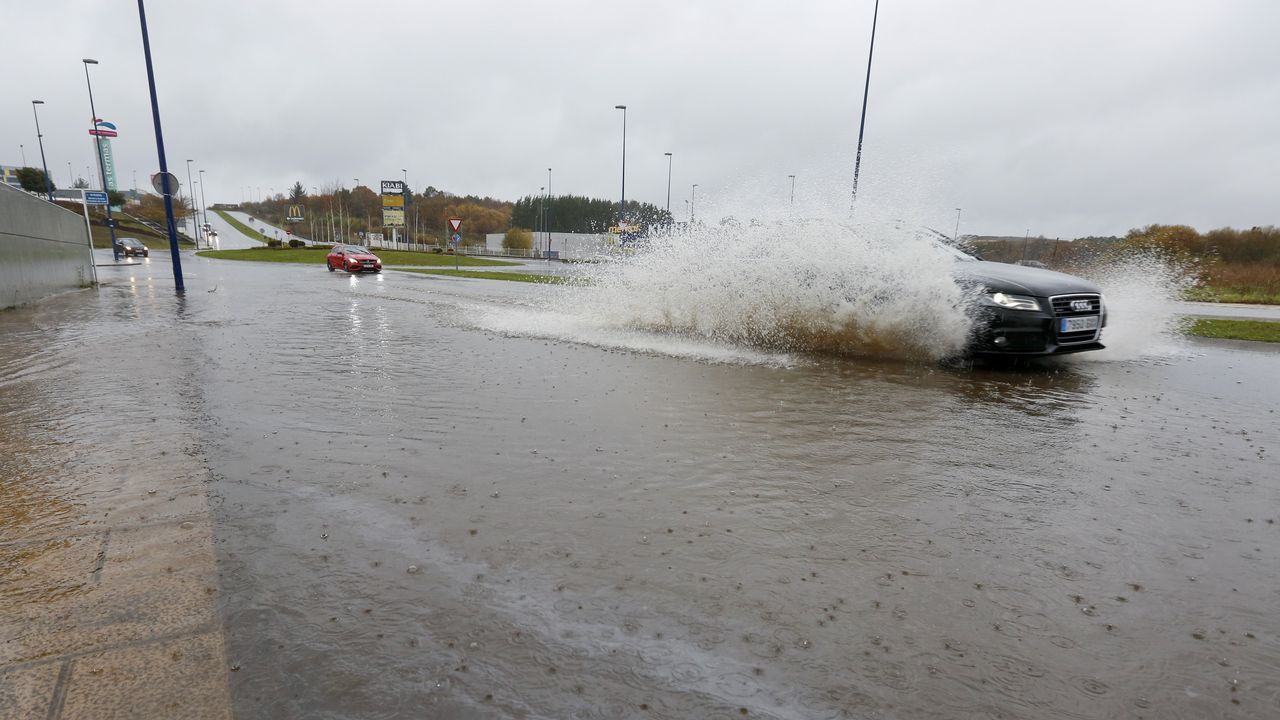 .Calles anegadas junto al centro comercial As Termas, en Lugo