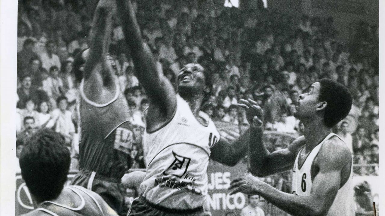 Aficionados obradoirista en Mataro en el que el Obra logro la victoria (86-89) en los últimos minutos.