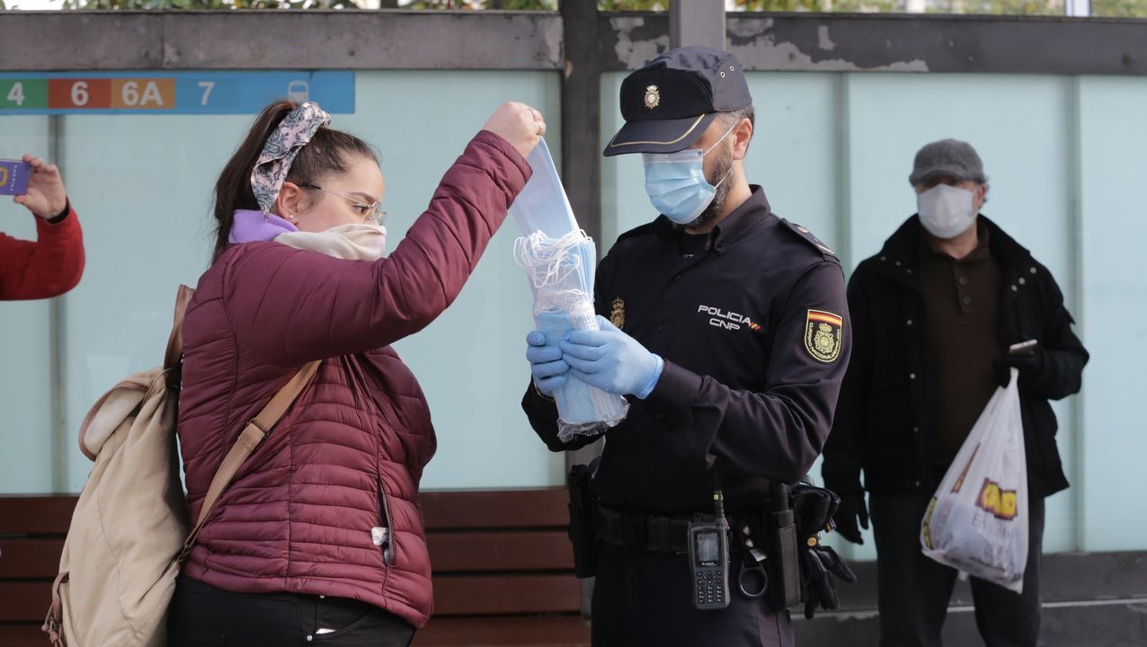 En A Coruña, como en otras ciudades, las Fuerzas y Cuerpos de seguridad estuvieron repartiendo mascarillas en el transporte público
