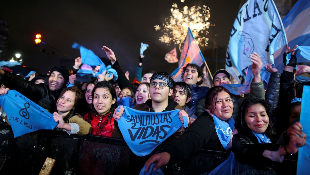 .Los manifestantes en contra de la legalización del aborto celebran el rechazo al proyecto por parte del Senado