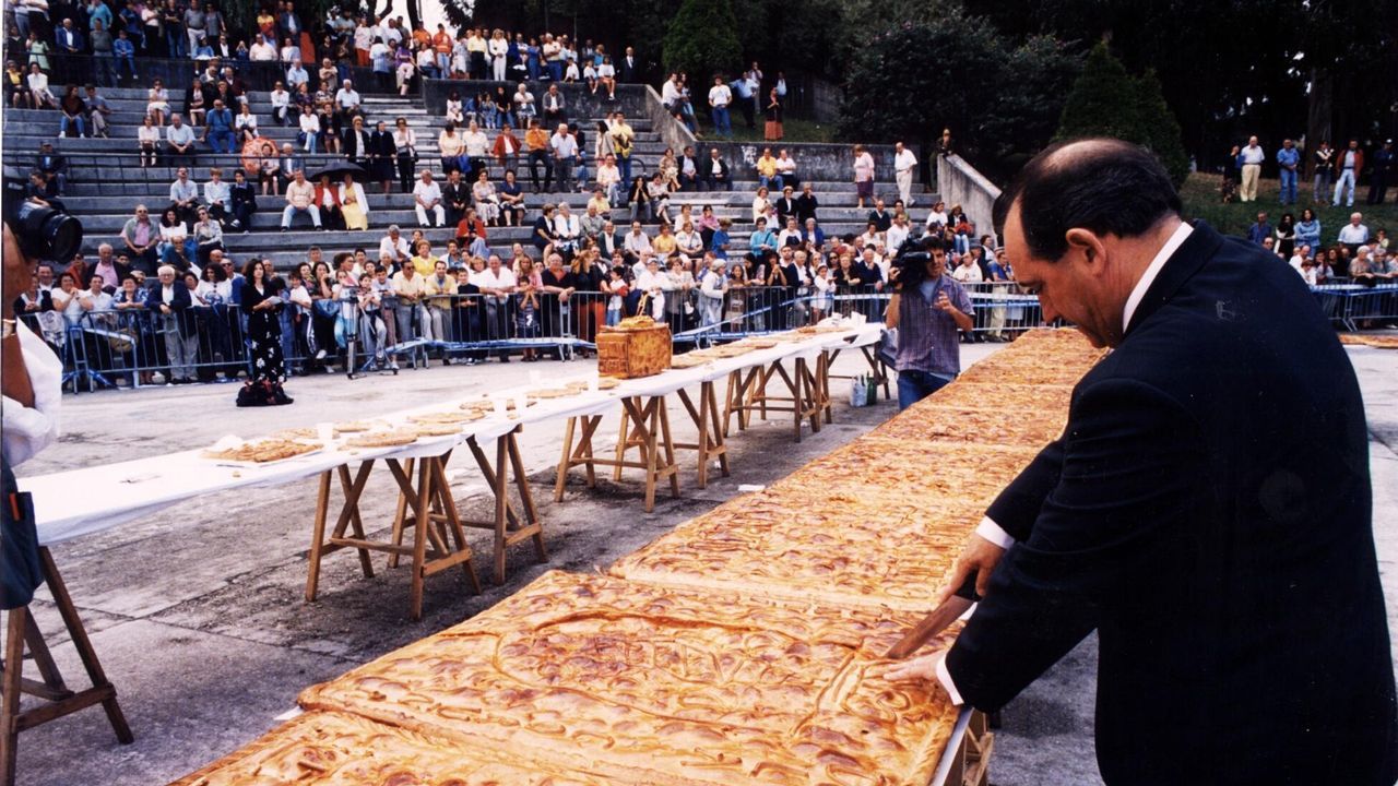 JUAN MANUEL IGLESIAS MATO, COMO CONCEJAL DE FIESTAS DE A CORUÑA, CORTANDO EMPANADA EN LA FIESTA DE LA EMPANADA , EN 1997