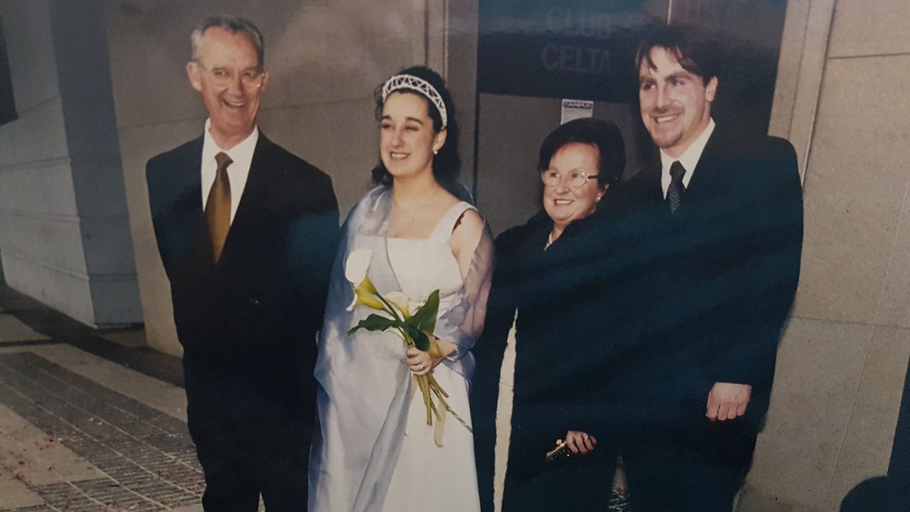 Amada y Emilio, boda en el Museo do Celta en Balaídos en el 2000