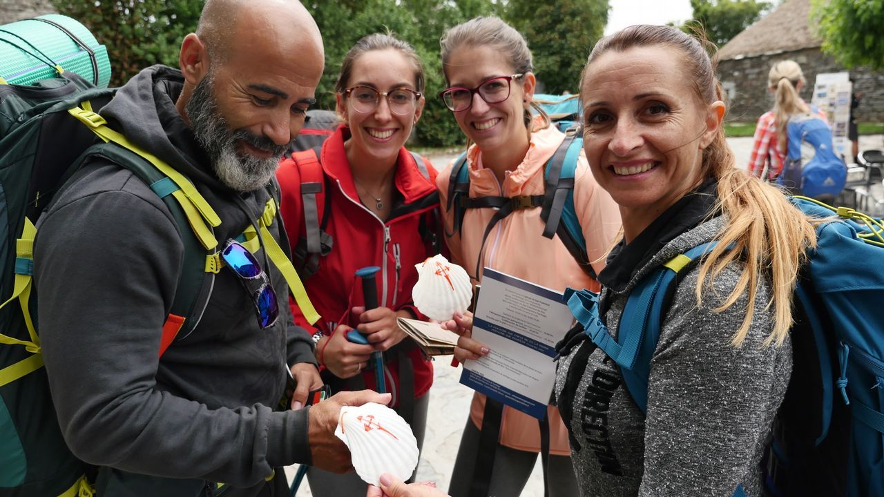 Este grupo de peregrinos ha comprado en O Cebreiro la tradicional concha de vieira, emblema de los que van hacia Santiago