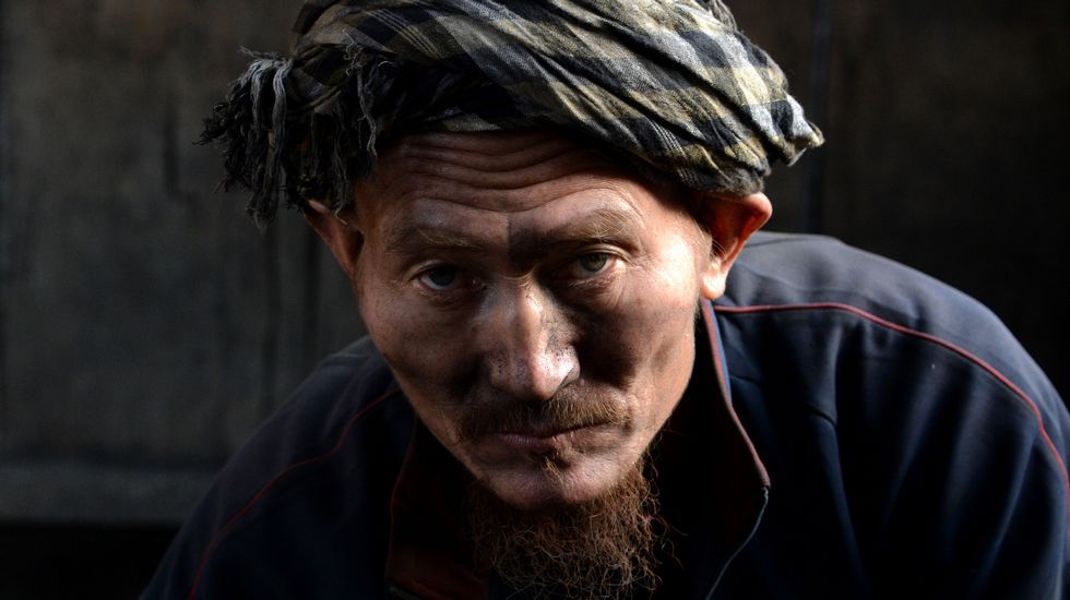 Un trabajador afgano en una tienda de carbón en Kabul.