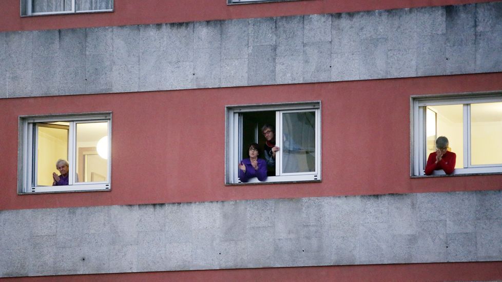 Aplausos a las ambulancias de los vecinos de San Antoniño