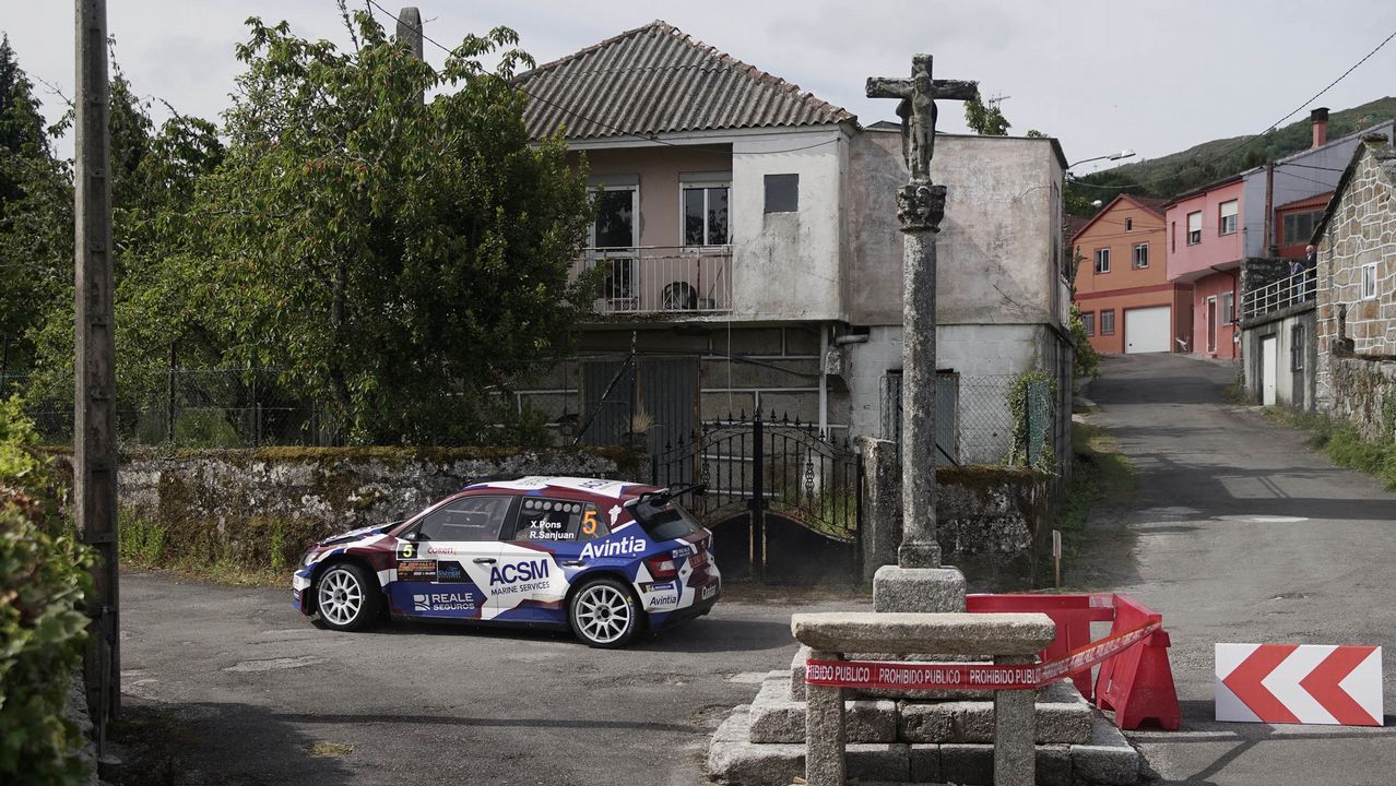 A todo gas en el pueblo de Barroso.La curva del Cruceiro fue un buen escenario para disfrutar del Rali de Ourense