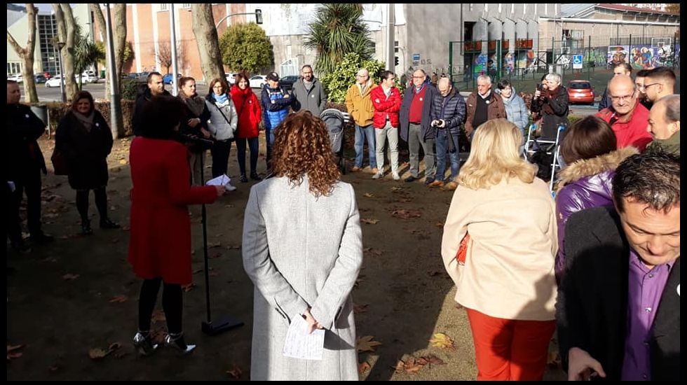 25n.El PSOE de la ciudad de Ourense organizó un acto delante del mural en memoria de la mujer rural, del artista Antonio Faílde