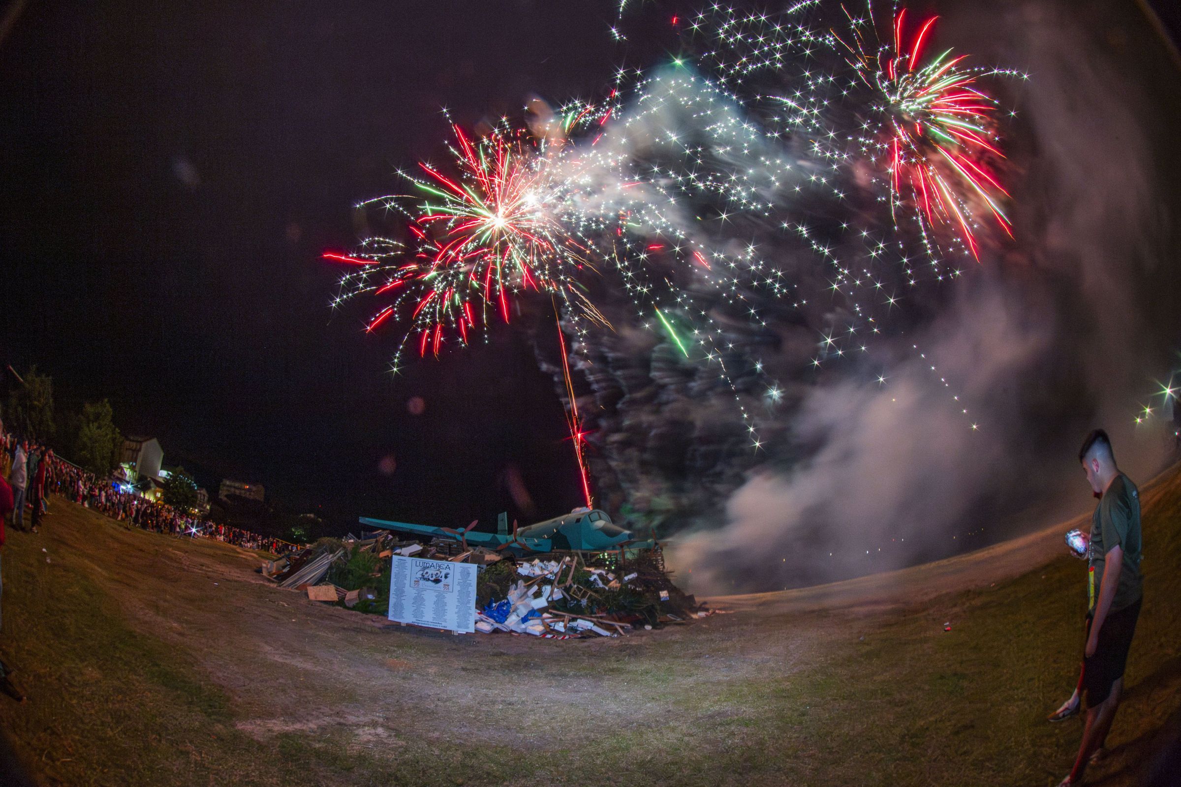 A rplica dun avin cndor da Segunda Guerra Mundial que despois dos fogos artificiais ardeu na raia das Lumareas de San Xoan de Camarias. 23/06/2024