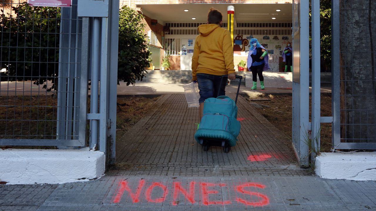 Pancarta de protesta contra la situación organizativa en los colegios en un centro de Arousa