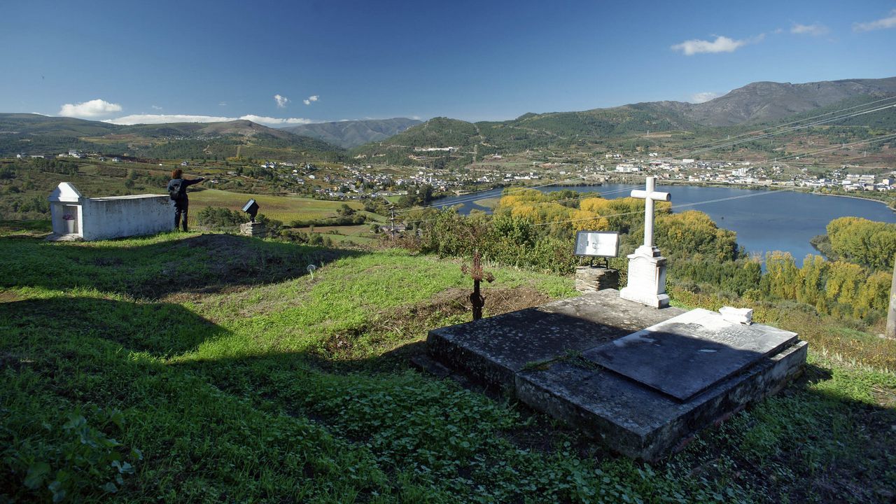 Cementerios singulares de Ourense.Vistas sobre el embalse, con la tumba de Antolina como punto estratégico, en el camposanto de Petín.
